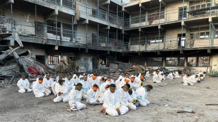 מחבלי חמאס שנתפסו בבית החולים כמאל עדואן בעזה. ארכיון (צילום: דובר צה"ל ) מעצר המחבלים בבית החולים כמאל עדואן בעזה