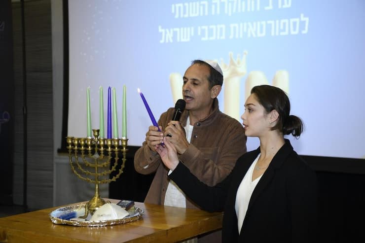נאור גלילי ודיאנה סברצוב מדליקים נרות חנוכה באירוע של מרכז מכבי (צילום: מקסים דופליי - Maxim Dupliy, מכבי ישראל) נאור גלילי ודיאנה סברצוב מדליקים נרות חנוכה באירוע של מרכז מכבי
