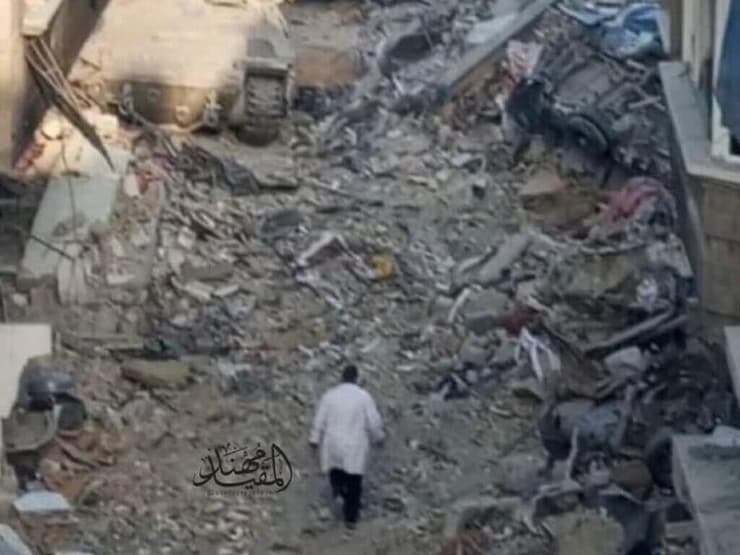 חוסם אבו סאפיה מול נגמ"ש צה"לי בבית החולים ההרוס תיעוד של מנהל בית חולים כמאל עדואן חוסאם אבו ספייה מול נגמ"ש צה"לי