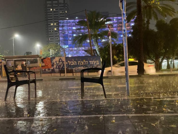 גשם בכיכר רבין בתל אביב (צילום: גלעד כרמלי) גשם בכיכר רבין בתל אביב