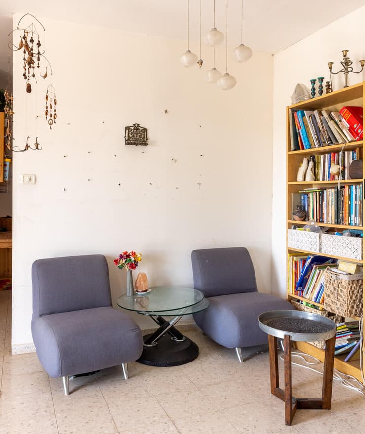 קיר החנוכיות לאחר המתקפה. רובן נבזזו