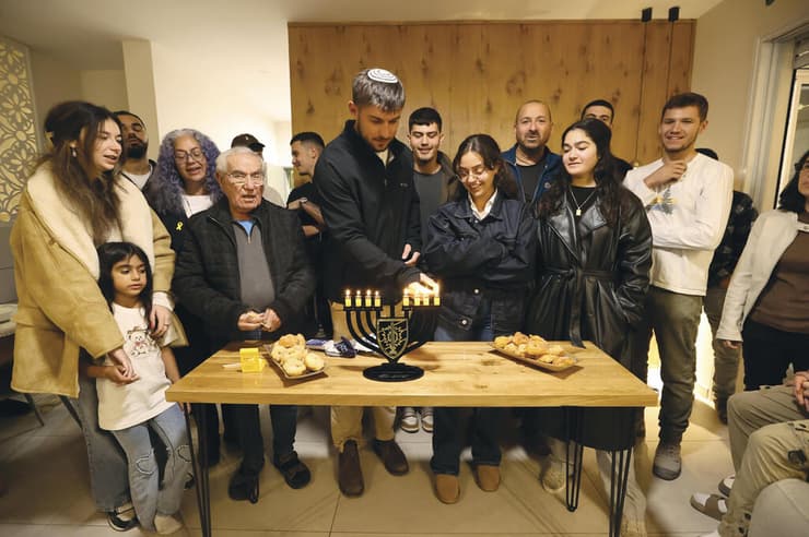 "אם היה רואה אותנו, בטח היה מסתלבט עלינו". המשפחה השכולה וחבריו של עוז ללחימה. מדליק את הנר: הסמ"פ דניאל דולבן (צילום: גדי קבלו) yk14205005