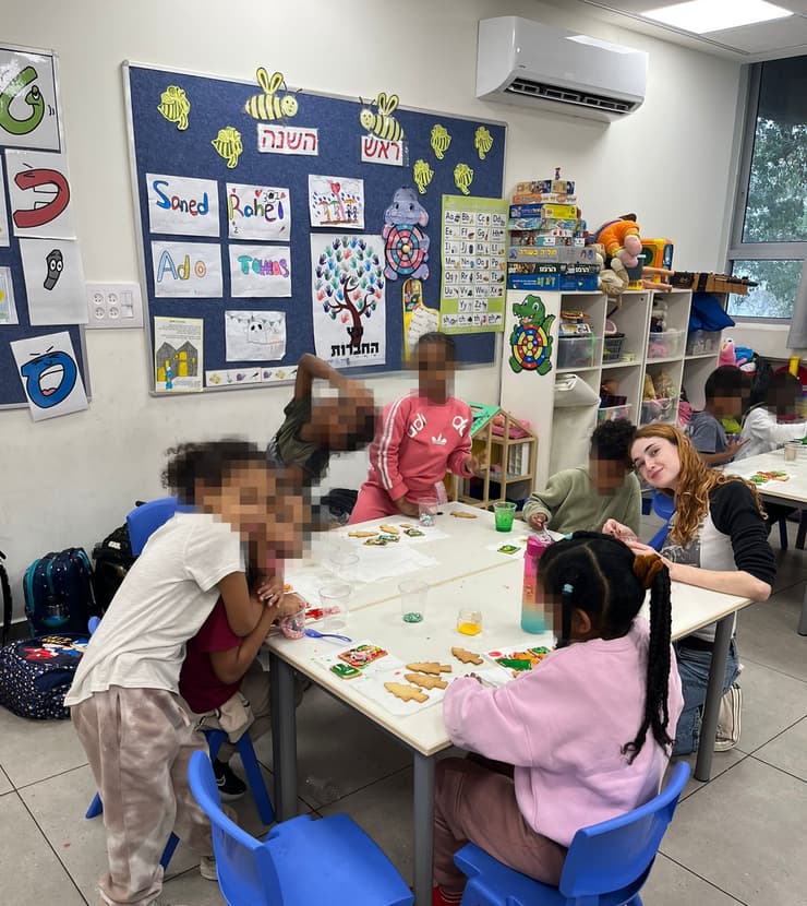 ליה והילדים במועדונית. "המקום שבו הם יכולים להיות ילדים" (צילום: באדיבות עמותת "אליפלט") ליה והילדים במועדונית. "המקום שבו הם יכולים להיות ילדים"