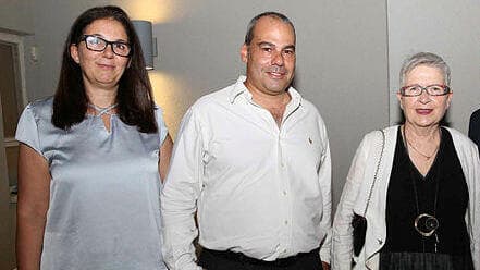 גדי טפר (במרכז) (צילום: יעל צור) גדי טפר