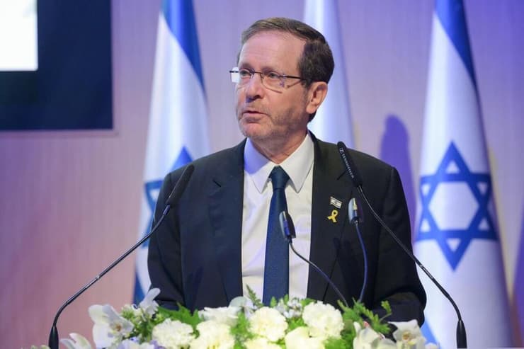 הנשיא הרצוג (צילום: מעיין טואף/לע״מ) נשיא המדינה יצחק הרצוג וראש המוסד דוד ברנע מעניקים תעודות הצטיינות לעובדי המוסד