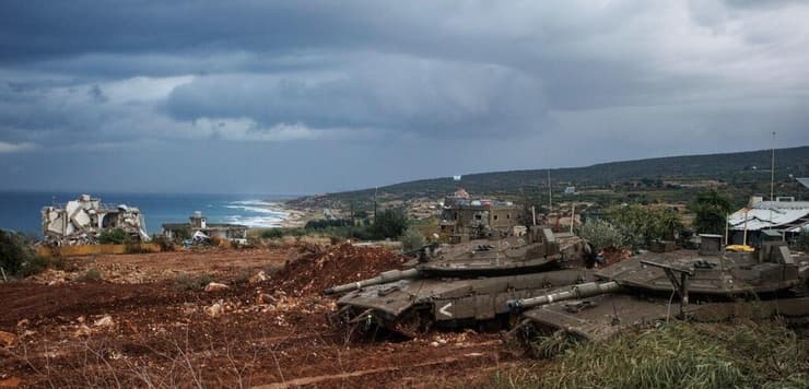 "בעולם אחר הכפר הזה היה יכול להיות כמו כל כפר תיירותי ביוון ובאיי קפריסין" (צילום: גיל נחושתן) יאיר קראוס וגיל נחושתן בא-נאקורה עם רמ"ט 226 ומג"ד 9263