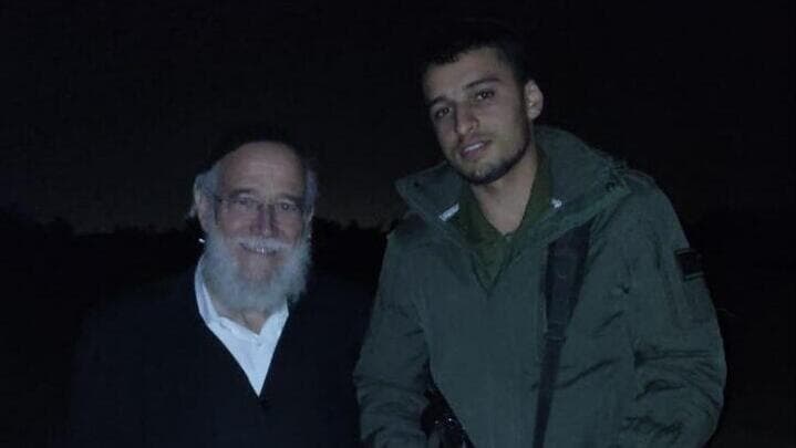 הרב בר חיים עם סמל אוריאל פרץ ז"ל