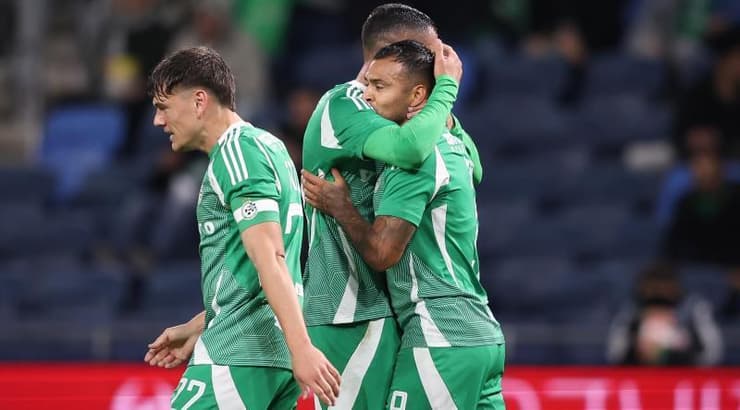 שחקני מכבי חיפה מברכים את נהואל