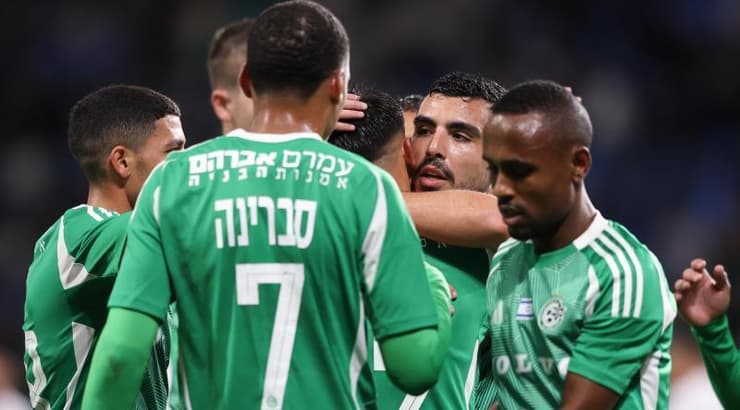 שחקני מכבי חיפה מחבקים את איתן אזולאי