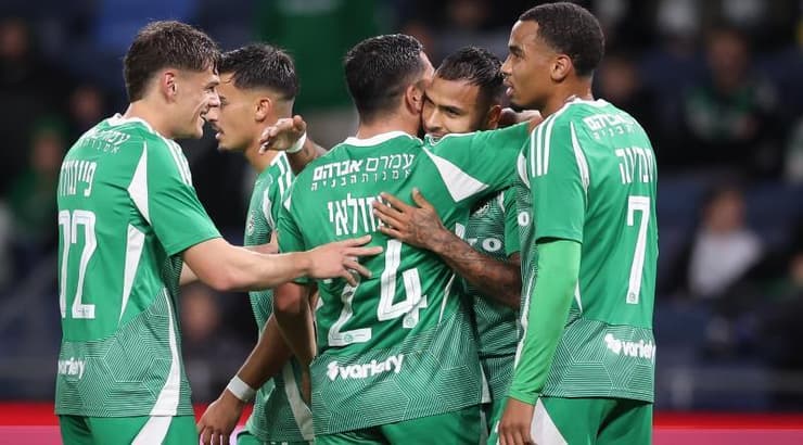 שחקני מכבי חיפה חוגגים