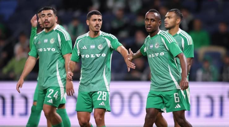 שחקני מכבי חיפה חוגגים עם קינדה