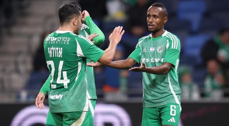 שחקני מכבי חיפה חוגגים