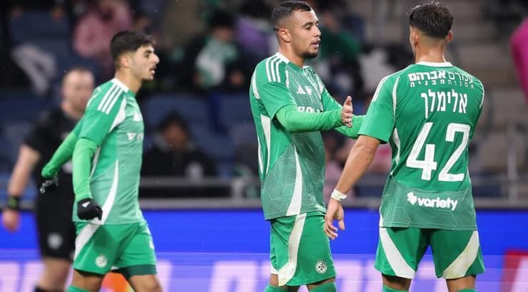 שחקני מכבי חיפה מאושרים עם עומר דהן