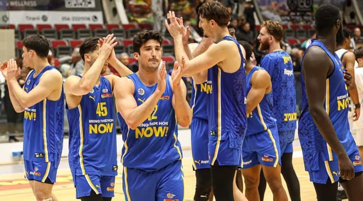 שחקני מכבי תל אביב חוגגים