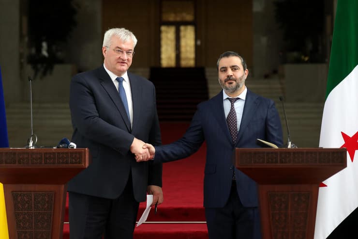 שר החוץ של סוריה אסעד חסן א שיבאני עם שר החוץ של אוקראינה אנדריי סיביהה דמשק