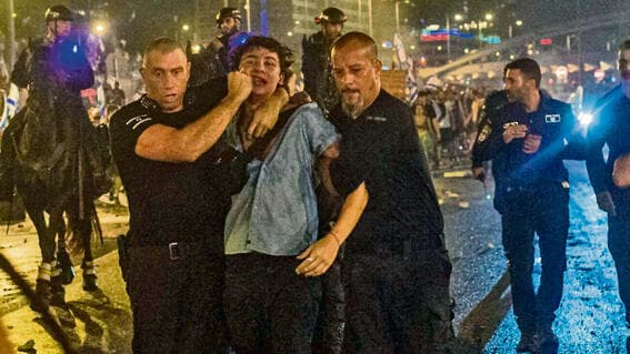 המעצר האלים של אמיתי עבודי, בן ה-18 , במסגרת ההפגנות נגד ההפיכה המשפטית (צילום: יובל חן) yk14204562