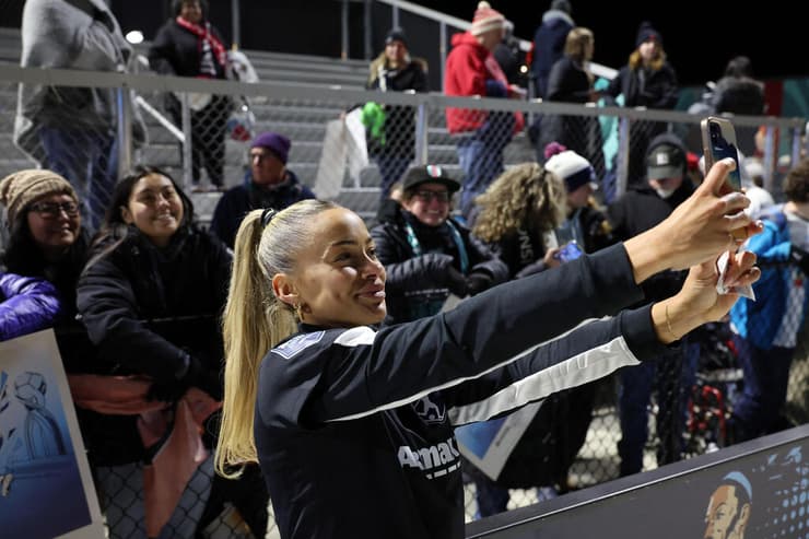 שרה גורדון ואוהדות אנג'ל סיטי