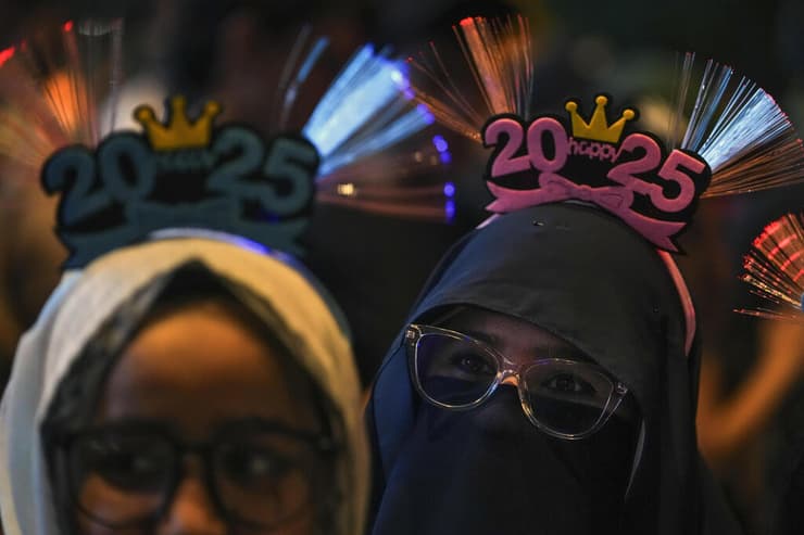 חוגגים שנה חדשה 2025 קואלה לומפור מלזיה