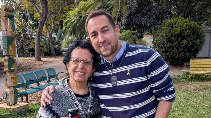 אילן גולדמן ושוש נווה תושבת קיבוץ כרמיה בביקורו בקיבוץ
