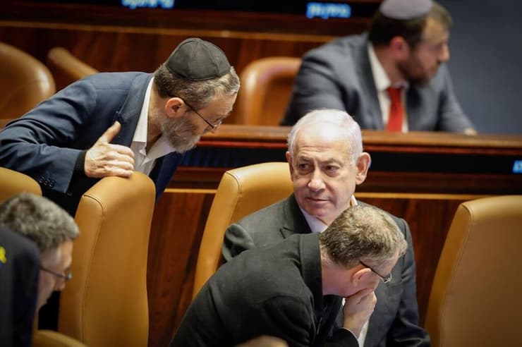ראש הממשלה בנימין נתניהו משוחח עם ח"כ משה גפני במליאת הכנסת - חוק הרווחים הכלואים