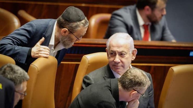 ראש הממשלה בנימין נתניהו משוחח עם ח"כ משה גפני במליאת הכנסת - חוק הרווחים הכלואים