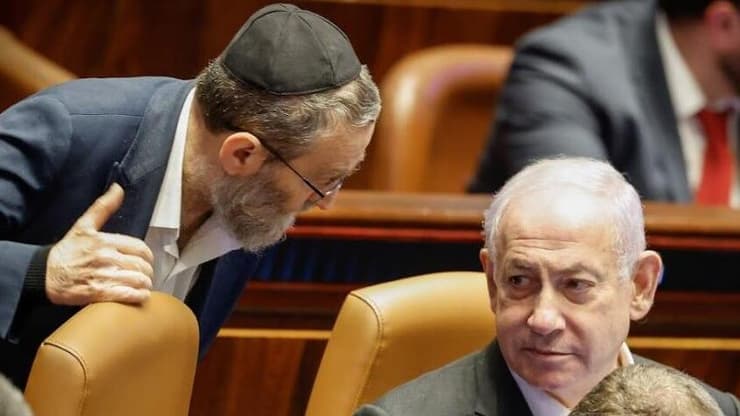 נתניהו וגפני (צילום: דני שם טוב / נועם מושקוביץ, דוברות הכנסת) ראש הממשלה בנימין נתניהו משוחח עם ח"כ משה גפני במליאת הכנסת - חוק הרווחים הכלואים