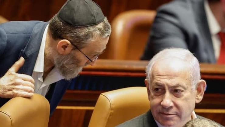 ראש הממשלה בנימין נתניהו משוחח עם ח"כ משה גפני במליאת הכנסת - חוק הרווחים הכלואים