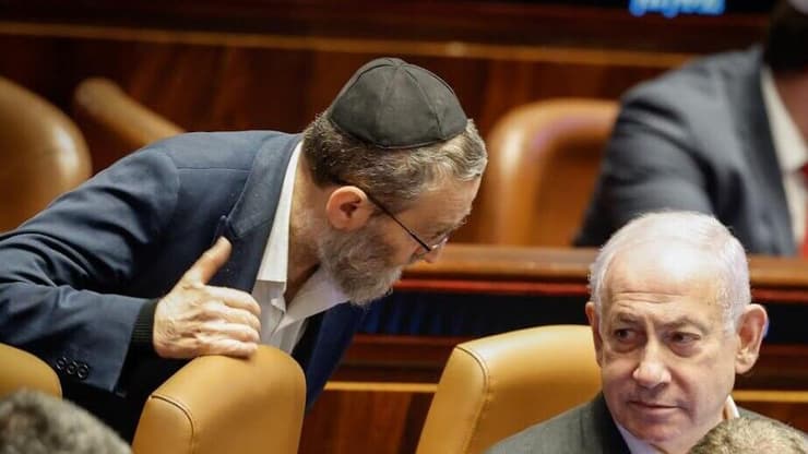 ראש הממשלה בנימין נתניהו משוחח עם ח"כ משה גפני במליאת הכנסת - חוק הרווחים הכלואים