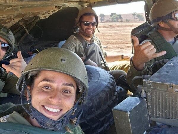 הדר עם חבריה לגדוד. "בהתחלה לא הבנו לקראת מה אנחנו הולכים" הדר עם חבריה לגדוד. "בהתחלה לא הבנו לקראת מה אנחנו הולכים"