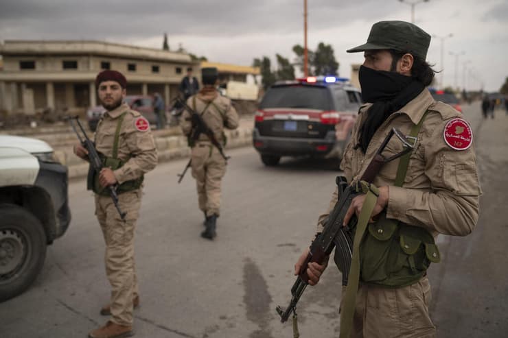 כוחות הביטחון של המשטר החדש (צילום: (AP Photo/Leo Correa) כוחות הביטחון של המשטר החדש ב סוריה