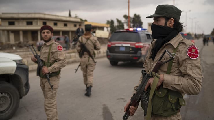 כוחות הביטחון של המשטר החדש בסוריה (צילום: (AP Photo/Leo Correa) כוחות הביטחון של המשטר החדש ב סוריה