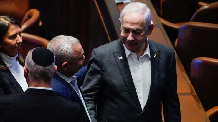 נתניהו בכנסת, לאחר שיצא מבית החולים עבור הצבעה על חוק "הרווחים הכלואים" (צילום: שלו שלום) מליאת הכנסת