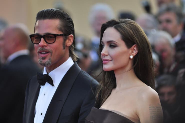 פיט והגרושה אנג'לינה ג'ולי. המתנות לא הגיעו "בגלל המכס", ואן שילמה 9,000 אירו (צילום: SplashNews.com) בראד פיט אנג'לינה ג'ולי