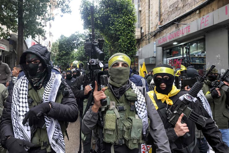 "לא בטוח שנרוויח מלהרוג חמושים, וילדים שנמצאים בקרבתם". מחבלים ברמאללה (צילום: JAAFAR ASHTIYEH / AFP) רמאללה