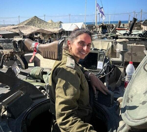 "מתעקשת לעשות הכול כמו כולם" "מתעקשת לעשות הכול כמו כולם"