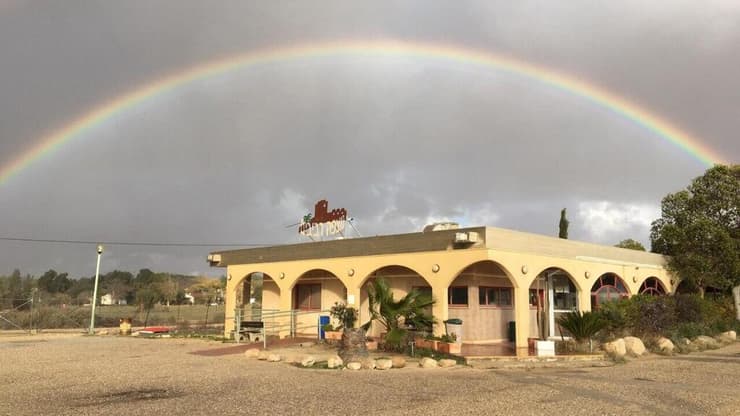 קשת מעל מוזיאון מצפה רביבים בנגב 