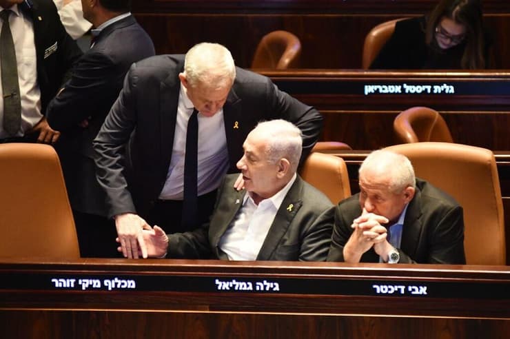 ראש הממשלה בנימין נתניהו ובני גנץ במליאת הכנסת - חוק הרווחים הכלואים