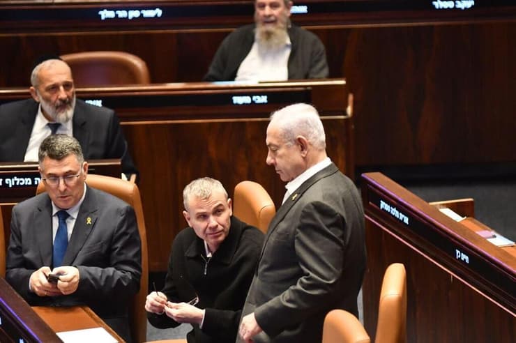 בנימין נתניהו בכנסת. הגיע מבית החולים (צילום: רפי קוץ) ראש הממשלה בנימין נתניהו במליאת הכנסת - חוק הרווחים הכלואים