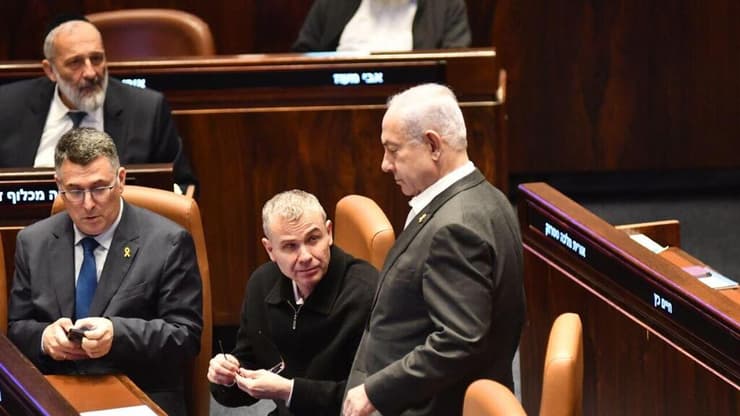 נתניהו הגיע לכנסת מבית החולים (צילום: רפי קוץ) ראש הממשלה בנימין נתניהו במליאת הכנסת - חוק הרווחים הכלואים