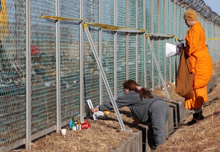 קרובי נספים מחוץ לזירת אסון התרסקות מטוס בנמל תעופה  מואן ב דרום קוריאה