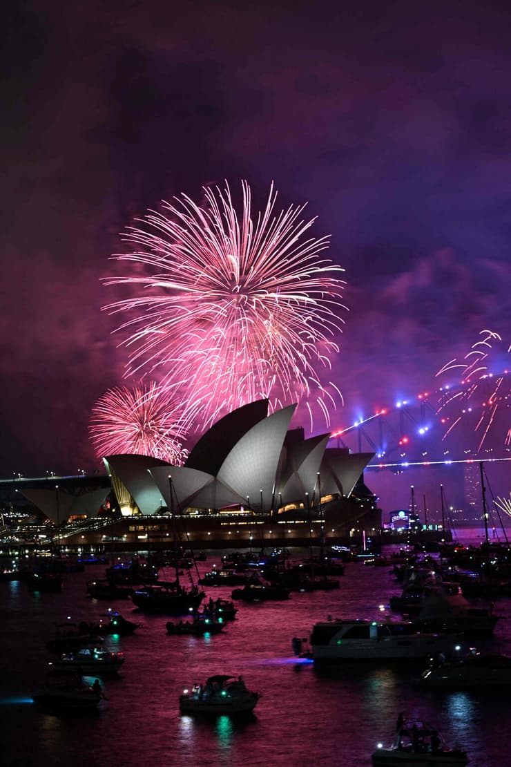 מופע זיקוקים בית האופרה סידני אוסטרליה חגיגות שנה חדשה 2025