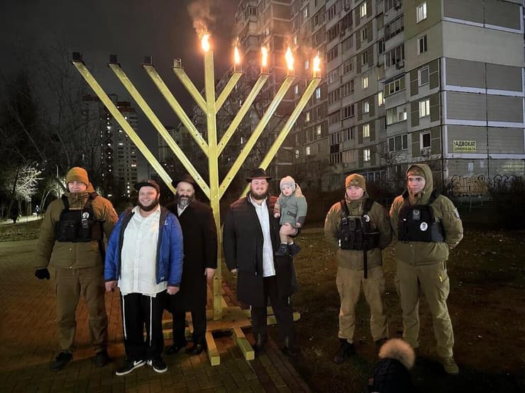 משטרת קייב מאבטחת 24 שעות ביממה חנוכיות ציבוריות בקייב - אחרי שאחת הופלה