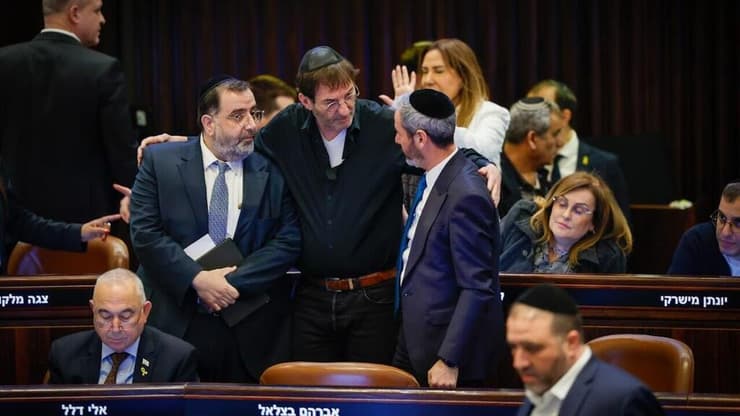 ביסמוט בחולצה קרועה בכנסת. בא מהשבעה על אימו (צילום: דני שם טוב / נועם מושקוביץ, דוברות הכנסת) בועז ביסמוט במליאת הכנסת - חוק הרווחים הכלואים