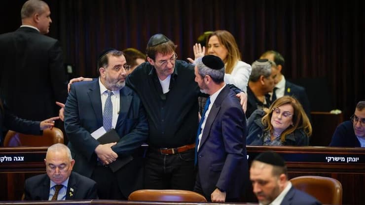 ביסמוט בחולצה קרועה. בא מהשבעה על אימו (צילום: דני שם טוב / נועם מושקוביץ, דוברות הכנסת) בועז ביסמוט במליאת הכנסת - חוק הרווחים הכלואים