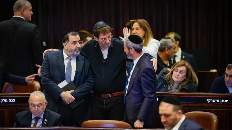 הגיע מהשבעה על אימו. ח"כ בועז ביסמוט במליאה (צילום: דני שם טוב / נועם מושקוביץ, דוברות הכנסת) בועז ביסמוט במליאת הכנסת - חוק הרווחים הכלואים