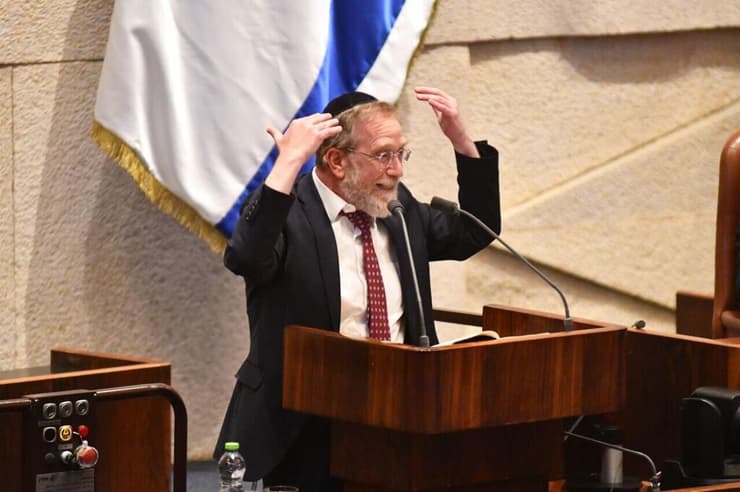 ח"כ יצחק פינדרוס על דוכן הכנסת (צילום: רפי קוץ) ח"כ יצחק פינדרוס על דוכן הכנסת