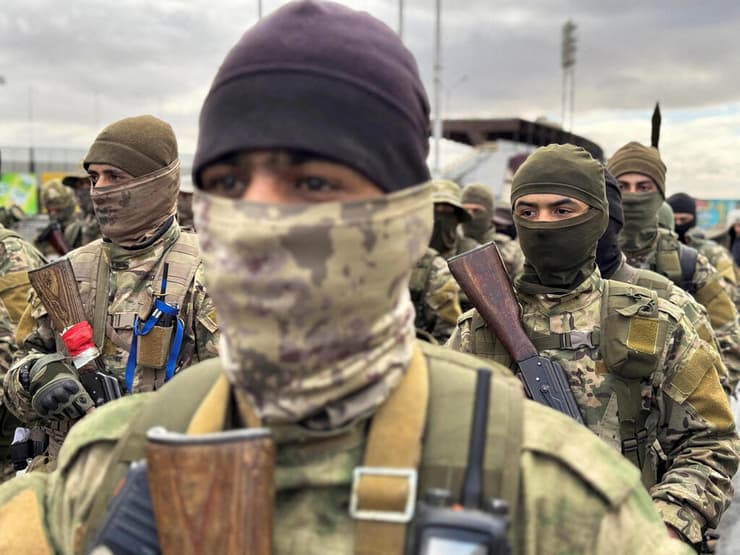 צילום: REUTERS/Ahmed Jadallah/File Photo מורד סורי מצעד צבאי ב דמשק אחרי הפלת אסד סוריה