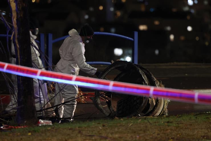 שברי היירוט בבית שמש, אמש. "נפל ברגע שאנשים כבר חושבים שהאירוע מאחוריהם" (צילום: Ahmad GHARABLI / AFP) שבר יירוט בבית שמש