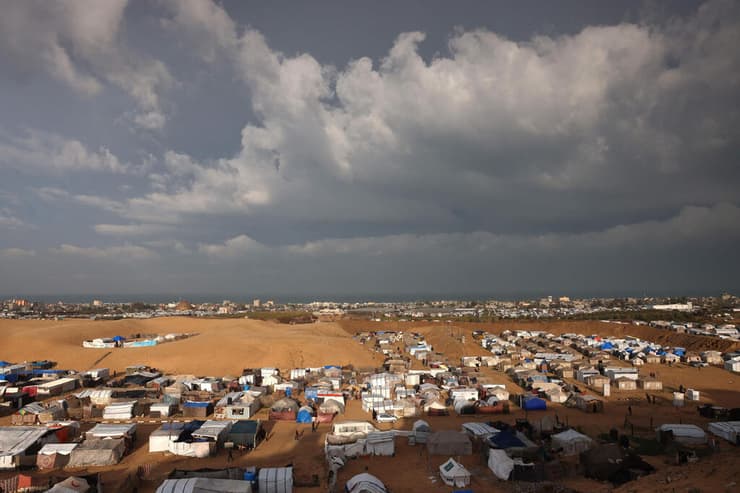 עקורים ברצועת עזה בהתמודדות עם מזג אוויר סוער חאן יונס