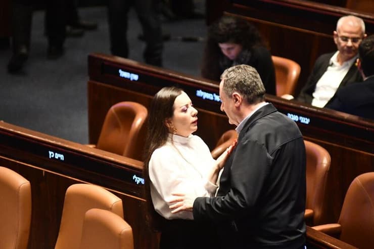 חילופי מסרים. השר ישראל כ"ץ וח"כ טלי גוטליב (צילום: רפי קוץ) ישראל כ"ץ וטלי גוטליב במליאת הכנסת